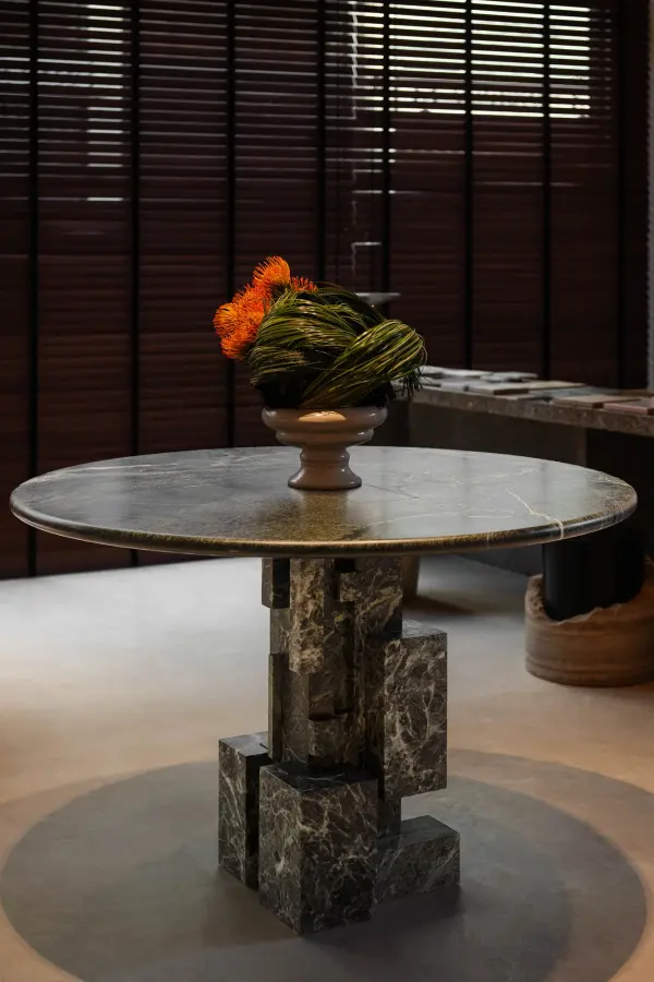 Austral marble dining table, view 5