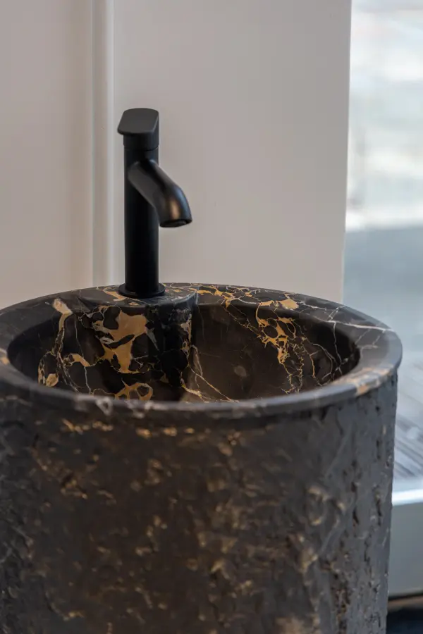 Bronze freestanding marble washbasin, view 3