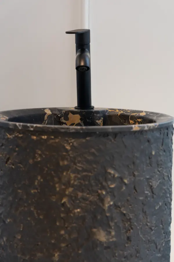 Bronze freestanding marble washbasin, view 4
