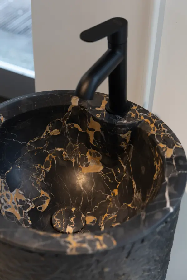 Bronze freestanding marble washbasin, view 5