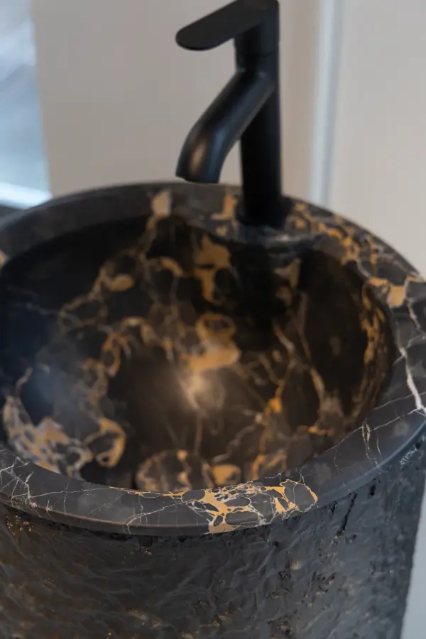 Bronze freestanding marble washbasin, view 6