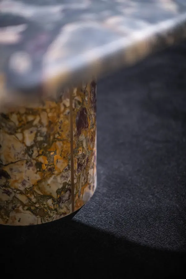 Éclipse marble dining table in Cosmos de Pierre