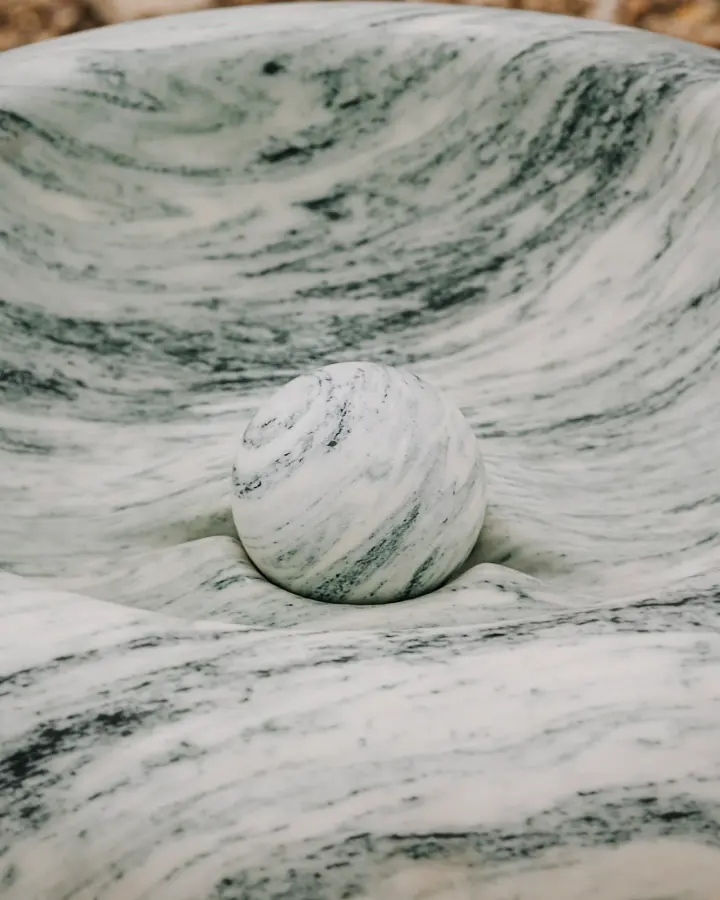 Roll Ball freestanding marble washbasin, view 3