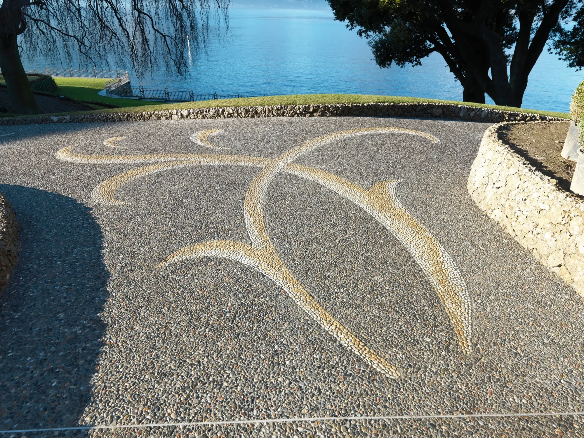 Fantini Mosaici artisan pebble surface