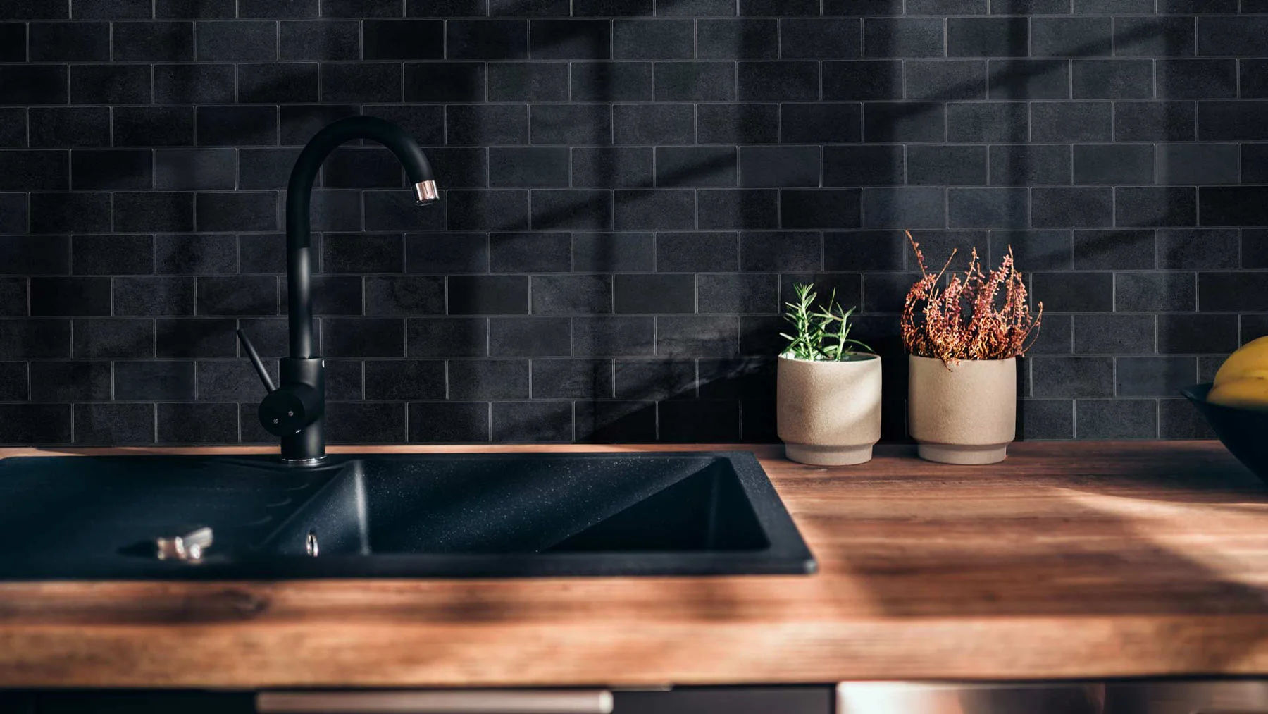 Kitchen splashback in Narbonne marble subway tile